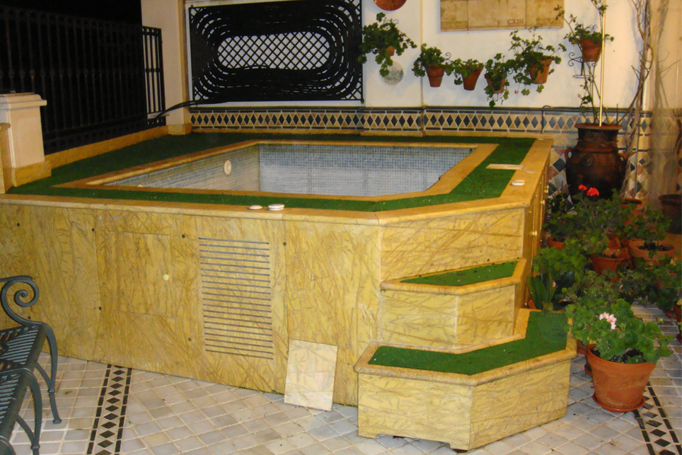 Minipiscina en Marmol Amarillo Triana
