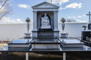 Panteon con Monumento y Figura Corporea
