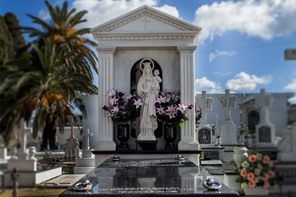 Panteion con Monumento y Figura Corporea