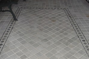 Solado exteriores en blanco macael con cenefa en verde sano